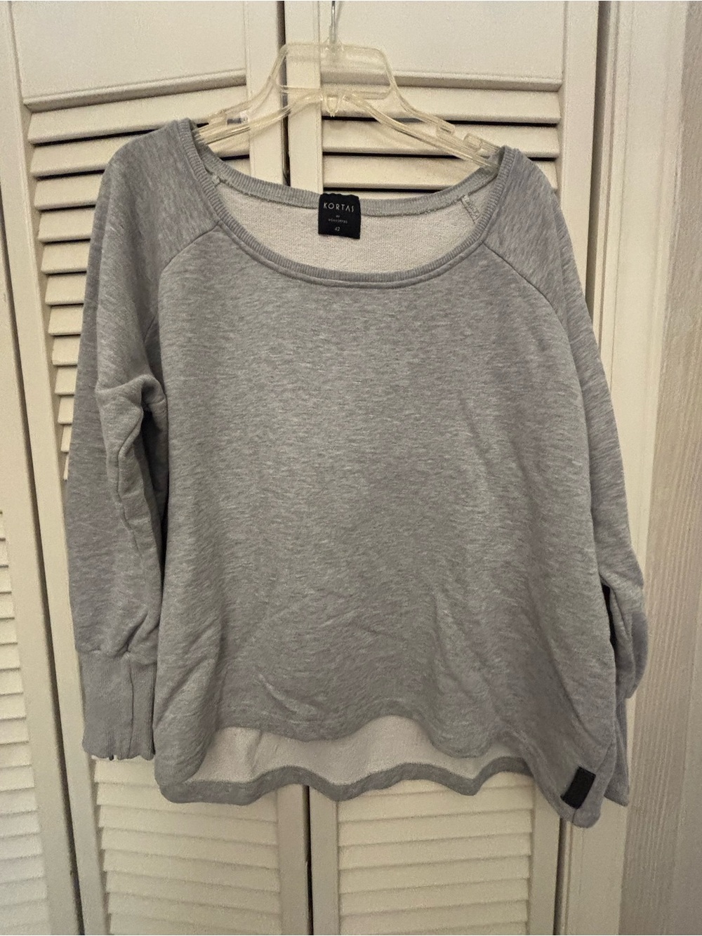 KORTAS Off-the-Shoulder Sweatshirt